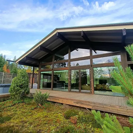 Naava Luppo - Upea Jaervinaekymaellae Ja Ulkoporealtaalla Villa