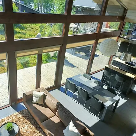 Naava Luppo - Upea Jaervinaekymaellae Ja Ulkoporealtaalla *