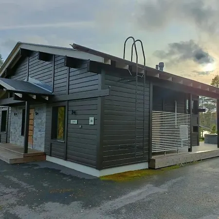 Naava Luppo - Upea Jaervinaekymaellae Ja Ulkoporealtaalla