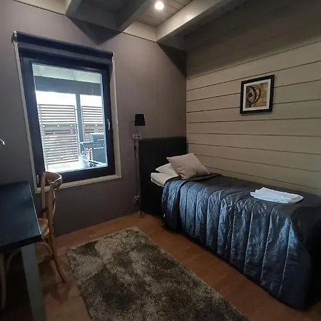 Naava Luppo - Upea Jaervinaekymaellae Ja Ulkoporealtaalla *