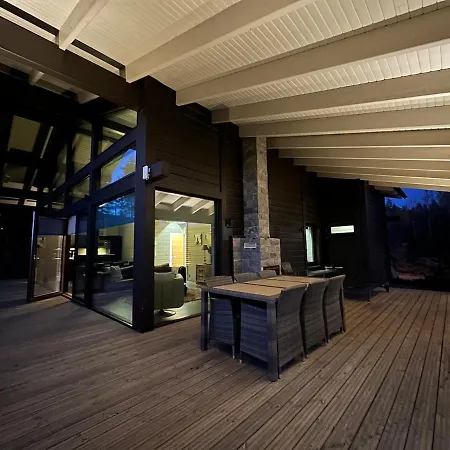 Naava Luppo - Upea Jaervinaekymaellae Ja Ulkoporealtaalla Ähtäri