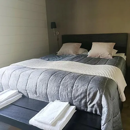 Naava Luppo - Upea Jaervinaekymaellae Ja Ulkoporealtaalla *