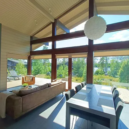 Naava Luppo - Upea Jaervinaekymaellae Ja Ulkoporealtaalla *