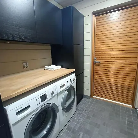 Naava Luppo - Upea Jaervinaekymaellae Ja Ulkoporealtaalla *