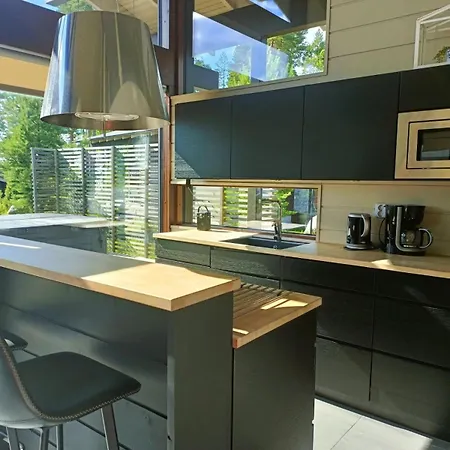 Naava Luppo - Upea Jaervinaekymaellae Ja Ulkoporealtaalla Villa *