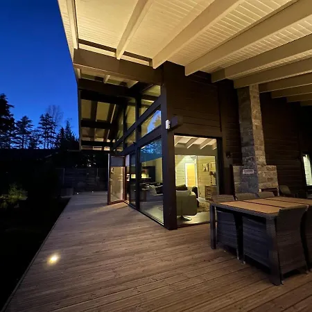 Naava Luppo - Upea Jaervinaekymaellae Ja Ulkoporealtaalla