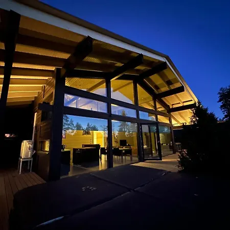 Naava Luppo - Upea Jaervinaekymaellae Ja Ulkoporealtaalla